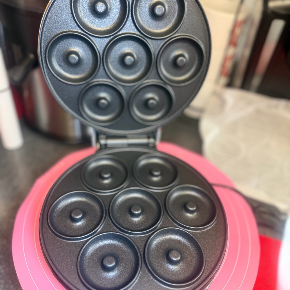 Mini Donut Maker in Pink - 7-Cavity Electric Donut Machine